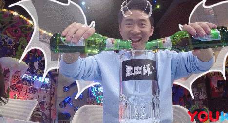 举杯呵呵喝胡海泉,胡海泉尬聊