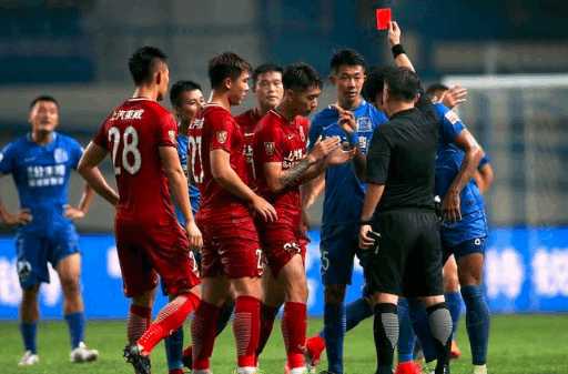 球员骂裁判足球原声,球员怒怼裁判场面