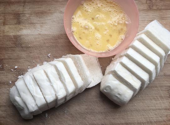 冰箱硬邦邦的剩馒头，这样做香酥可口，整个过程2分钟就搞定