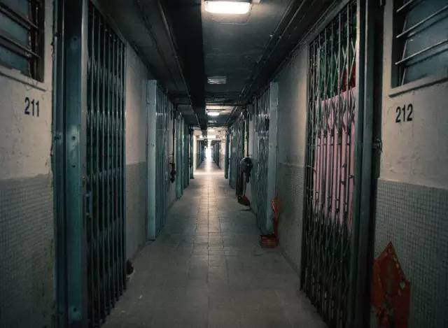 香港丨我们拍了24张香港，从中看到了困顿、欲望和爱