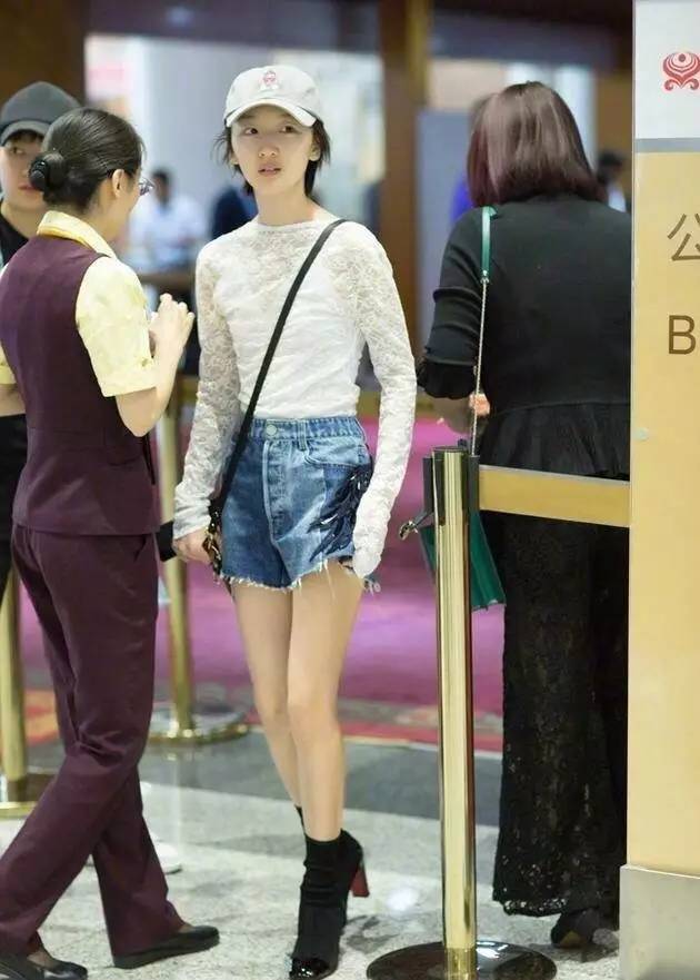 比渔网袜更猎奇的存在，杨幂谢娜领衔“袖套时尚”，前卫还是尴尬？