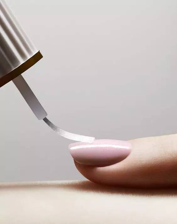 给指甲涂色吧,给指甲一抹色彩