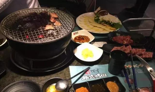 一个老外说一年之内吃遍成都,一个老外说要在一年内吃遍中国