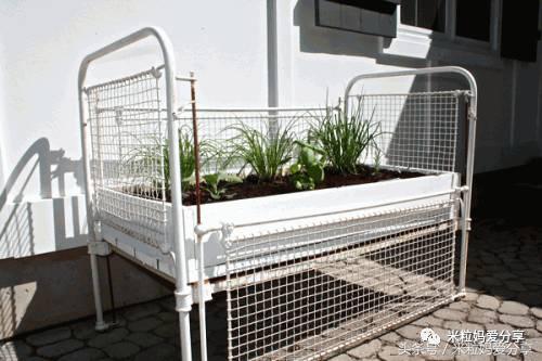 旧婴儿床的12个创意改造,旧婴儿床改成收纳架