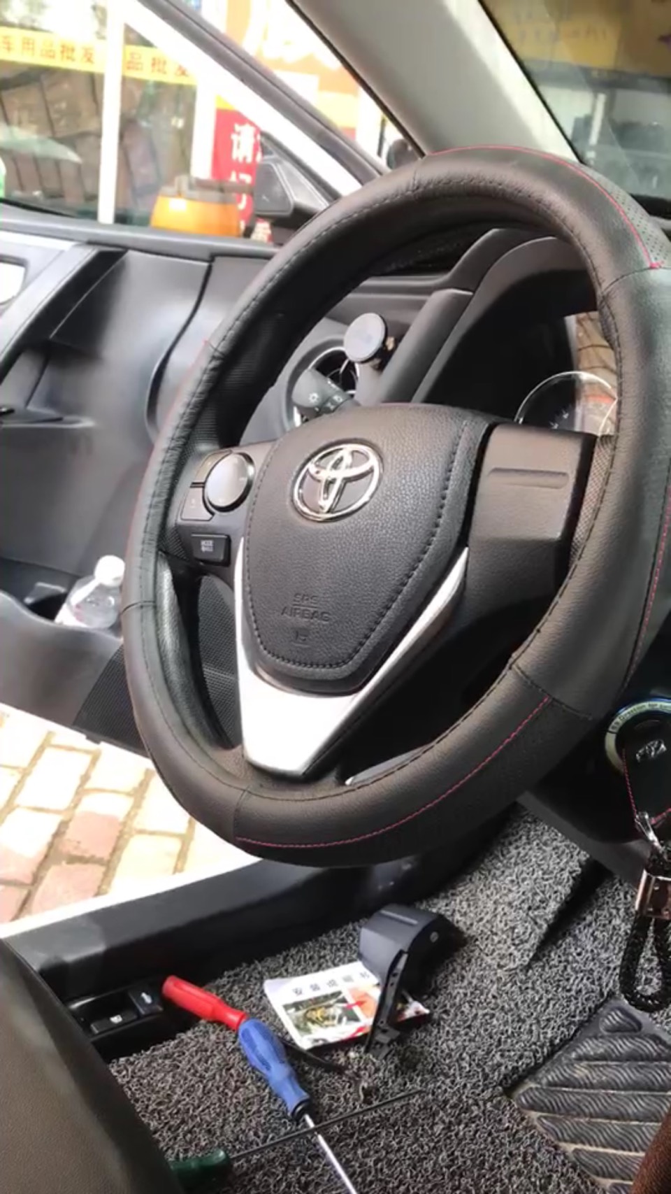 10.5万喜提卡罗拉，车子不知怎么样，但是送的东西太多了，难道我买贵了！