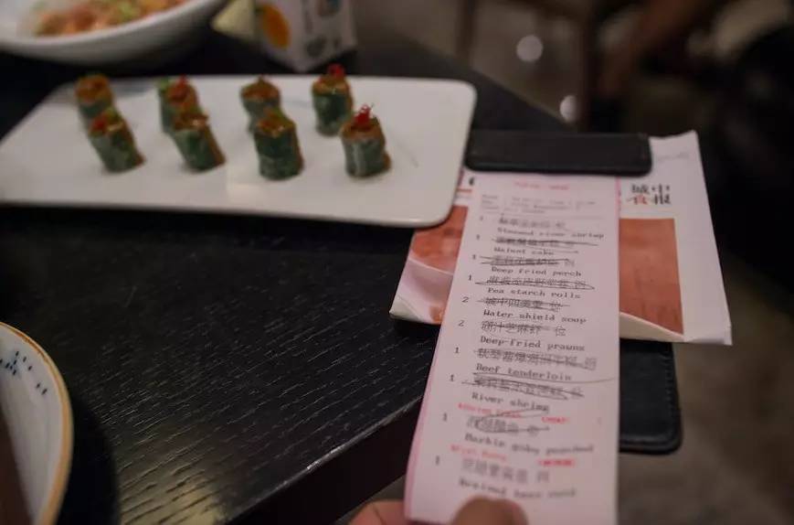 一天吃四五顿饭不长肉才怪,一天吃四顿不胖都不行