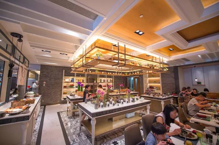 一天吃四五顿饭不长肉才怪,一天吃四顿不胖都不行