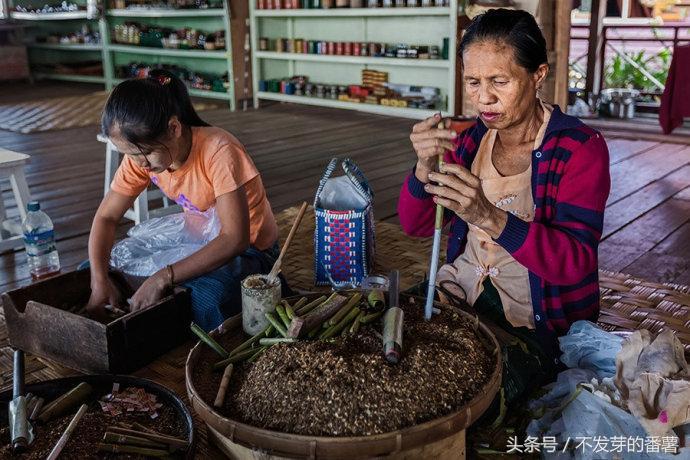 缅甸女子卷手工烟赚钱养家，每天收入10000缅元