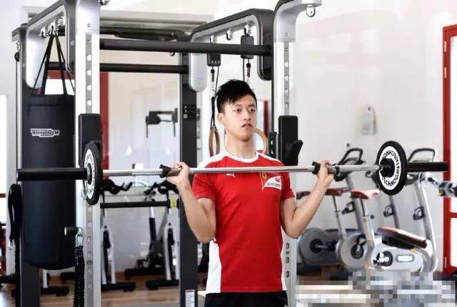 不惧欧美高手“围剿”，这位来自中国的18岁大男孩，刮起一阵阵中国旋风