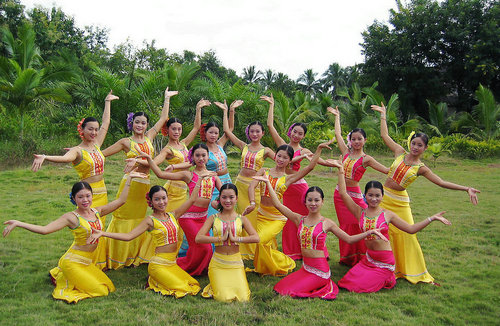 傣族服装和泰国服饰看着差不多实有大差异能够区分五个以上细节的不同你就是时尚达人