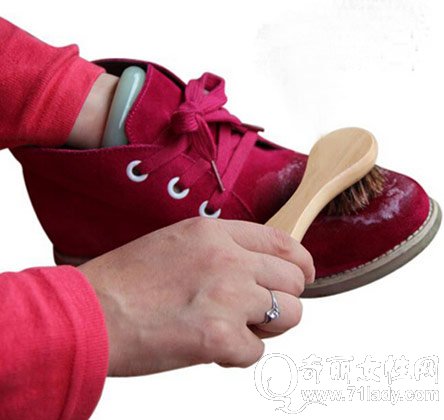 衣服上油污用什么办法除最干净,衣服鞋子去油污的好方法