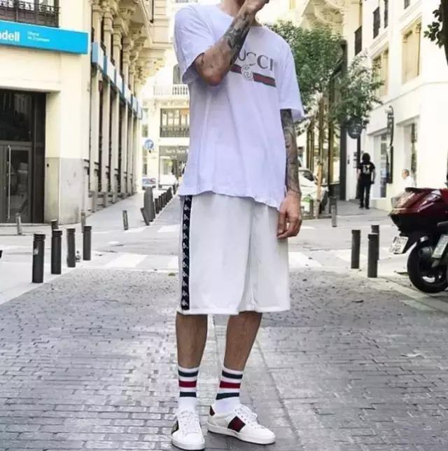 一串字logo,一串字母的衣服商标