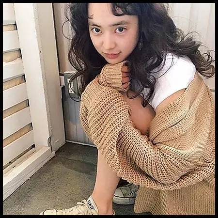 21岁的日本“网红”，居然穿童装拍照？！