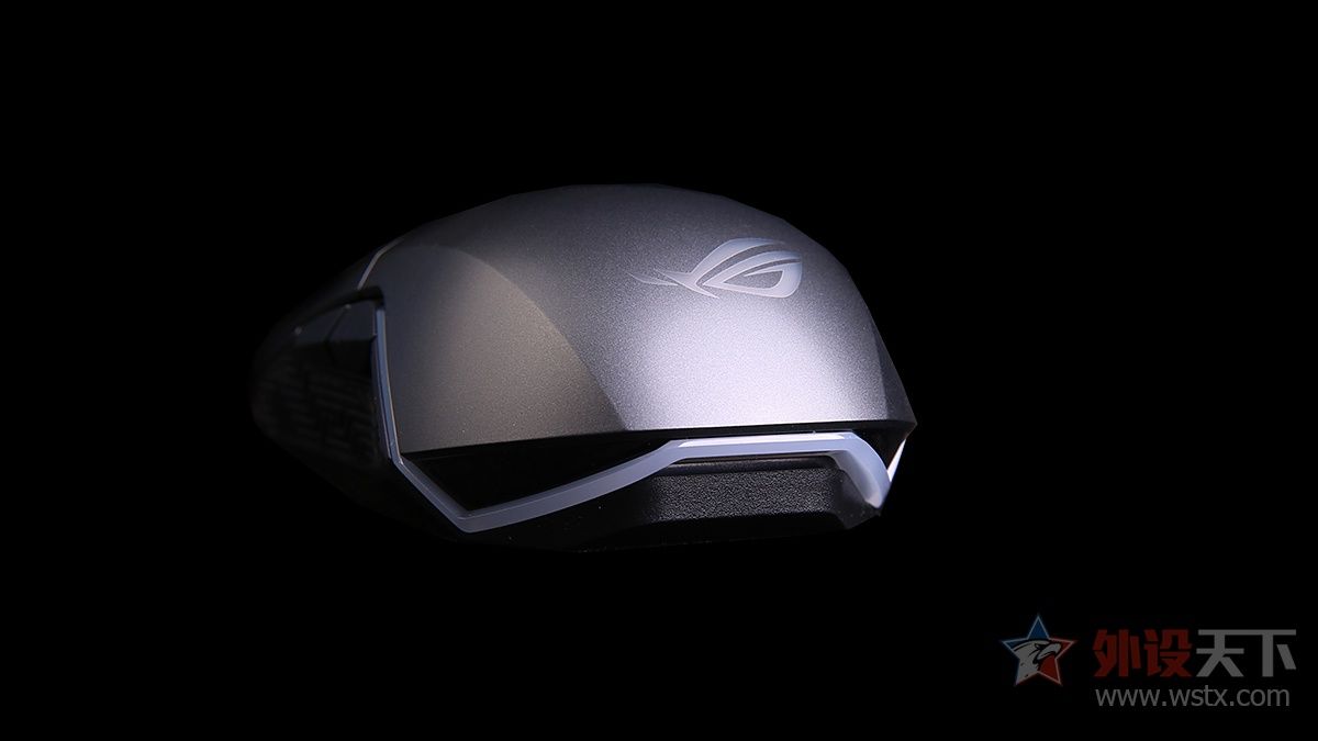 小手玩家的福音，玩家国度这款电竞鼠标针对中小手型设计，拥有便捷的可更换微动和侧键功能