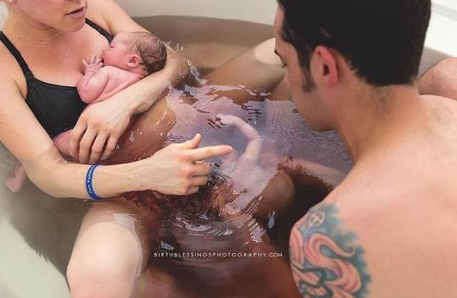 罕见！实拍夫妻决定自行在家水中生产，不料却出现惊人现象！