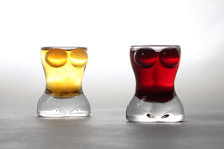 还用蛮力分开重叠的玻璃杯?只要在杯里加点它,轻轻一拧就分开了