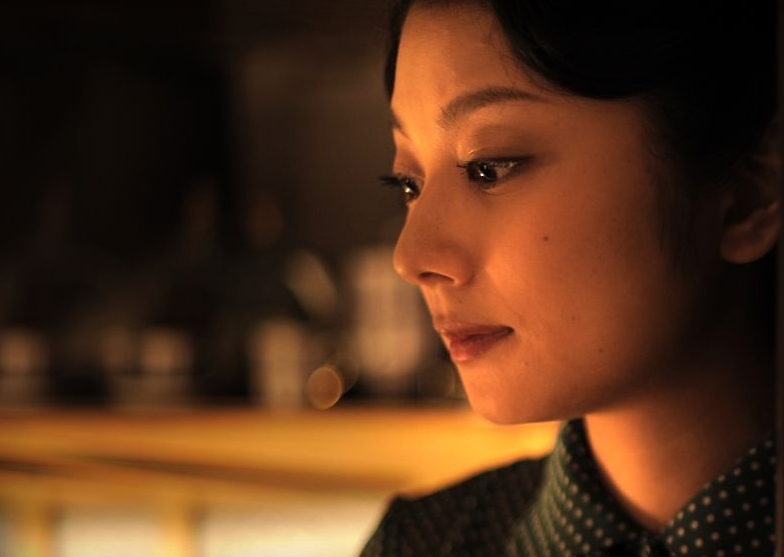 他是“犯桃花”的俊美漫画家，邂逅17岁单纯少女后浪子回头，却因瞥见妻子那一幕，关进“没有女人的地方”