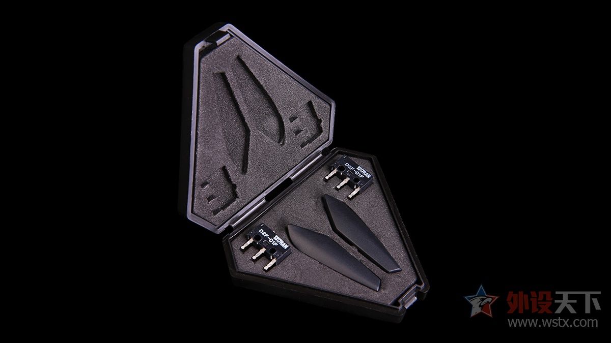 小手玩家的福音，玩家国度这款电竞鼠标针对中小手型设计，拥有便捷的可更换微动和侧键功能