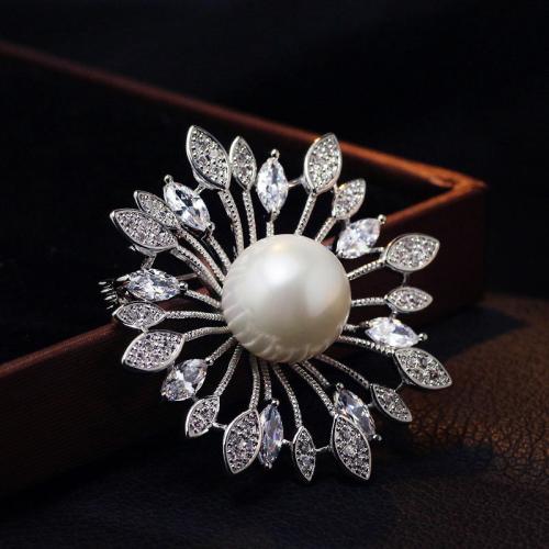 锆石是宝石的一种，由于像极了钻石，所以备受大众青睐，锆石胸光彩夺目是时尚的饰品之一，快来一起欣赏哦