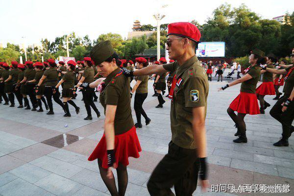 甘肃平凉网红老人跳广场舞,甘肃平凉广场舞大爷