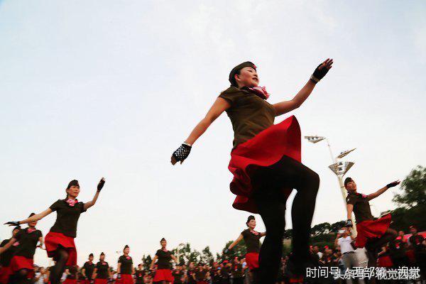 甘肃平凉网红老人跳广场舞,甘肃平凉广场舞大爷