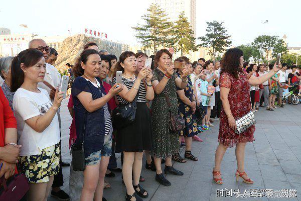 甘肃平凉网红老人跳广场舞,甘肃平凉广场舞大爷