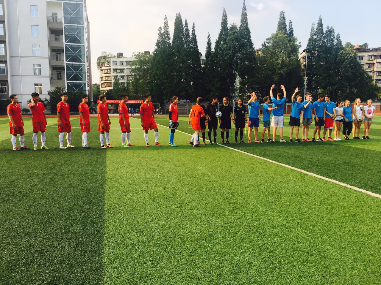 这个闰六月的夏天，成都十八中和德、意两国中学生用一场球赛成了朋友