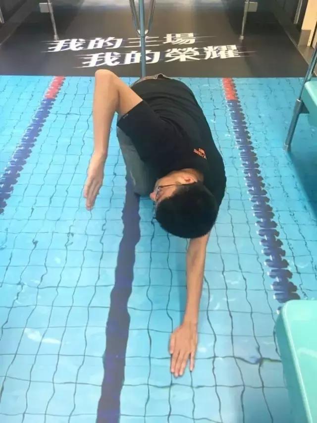 地铁站秒变游泳池,地铁变游泳池