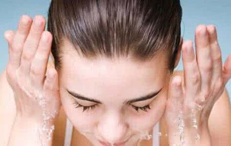 肌肤爱长痘是因为出油多吗,脸上出油长痘怎么改善