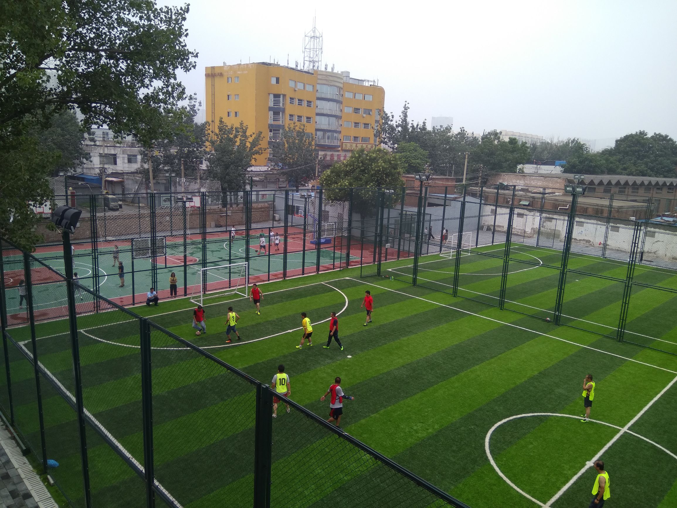 拆除废弃足球场,拆掉房子建别墅