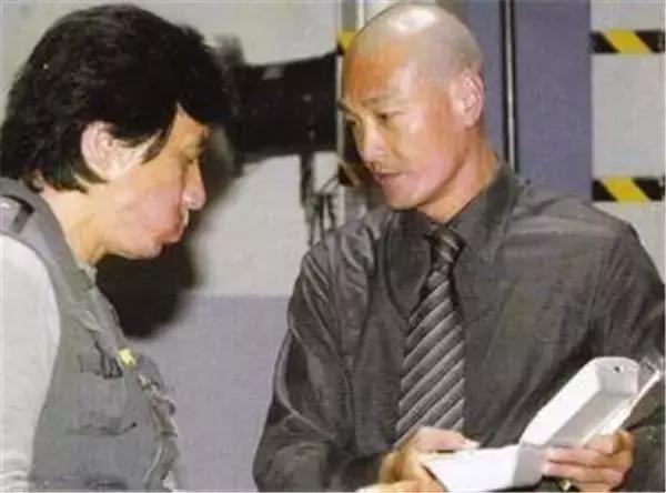 还记得《古惑仔3》被乌鸦拍照的方婷吗？前夫是成龙保镖卢惠光