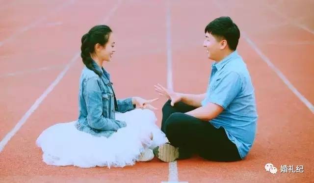 摄影师亲手教新人摆婚纱照造型,6种必拍的婚纱照风格