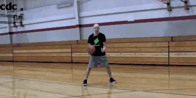 突破时防守人不往前抢怎么过人,面对重心低的防守人如何过人