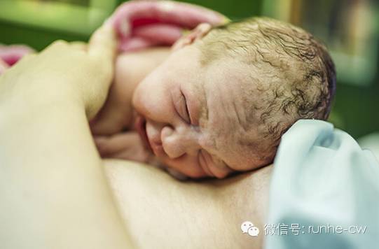 宝宝从妈妈肚里钻出来了,宝宝从孕妈肚子里出来