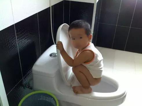 早上起来拉大便发黑发绿,宝宝大便发绿发黑是怎么回事