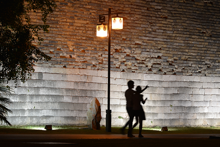 实木地板表面爆皮怎么回事,实木地板有疤怎么回事
