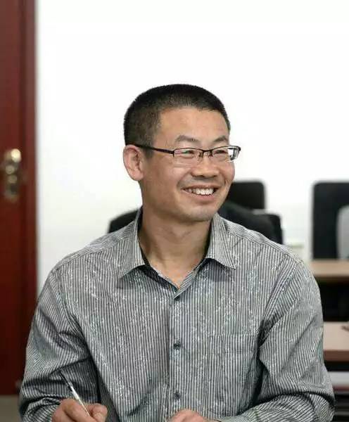 一束麦草的灯火，穿过八千里路和云丨每日好诗