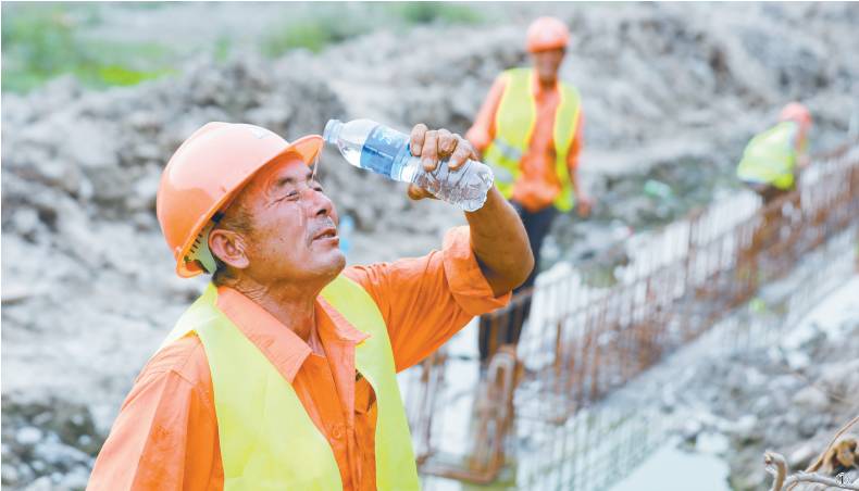 「城事」热浪滚滚仍坚守他们在浦东迎接着“烤”验→