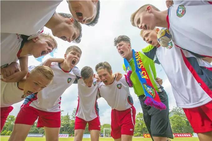 波兰小鲜肉对决清远足球小子!不好意思,第一场揭幕赛我们赢了