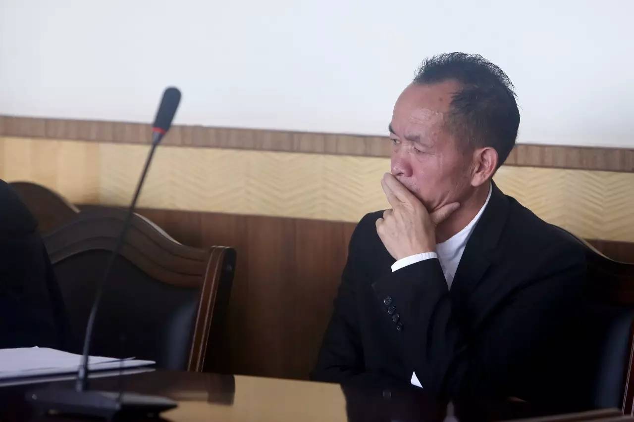 兄弟俩被押赴刑场执行枪决,兄弟俩上法庭的视频