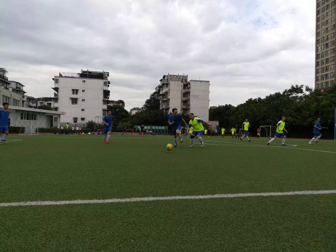 看！足球健儿风采展~（有位可爱的小朋友也入镜了，是谁呢……快来看看吧）