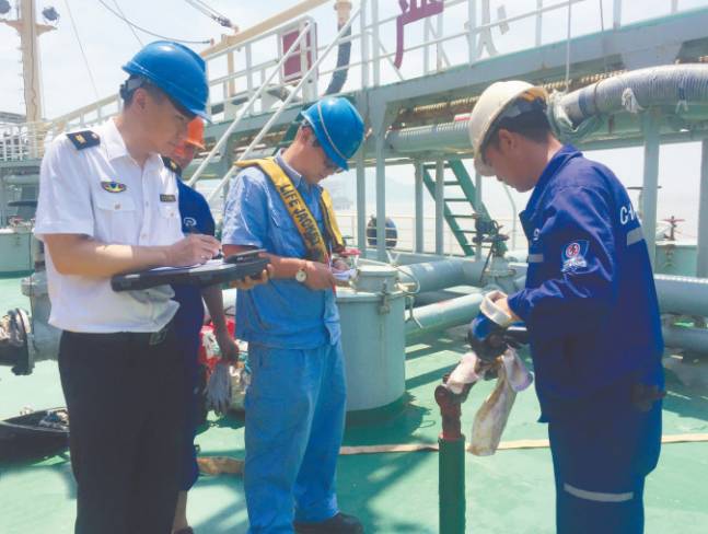 「城事」热浪滚滚仍坚守他们在浦东迎接着“烤”验→