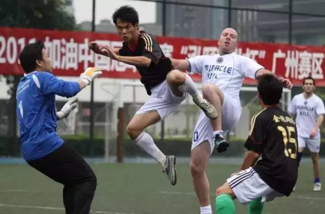 当你的男朋友爱踢球,当你的男朋友打球