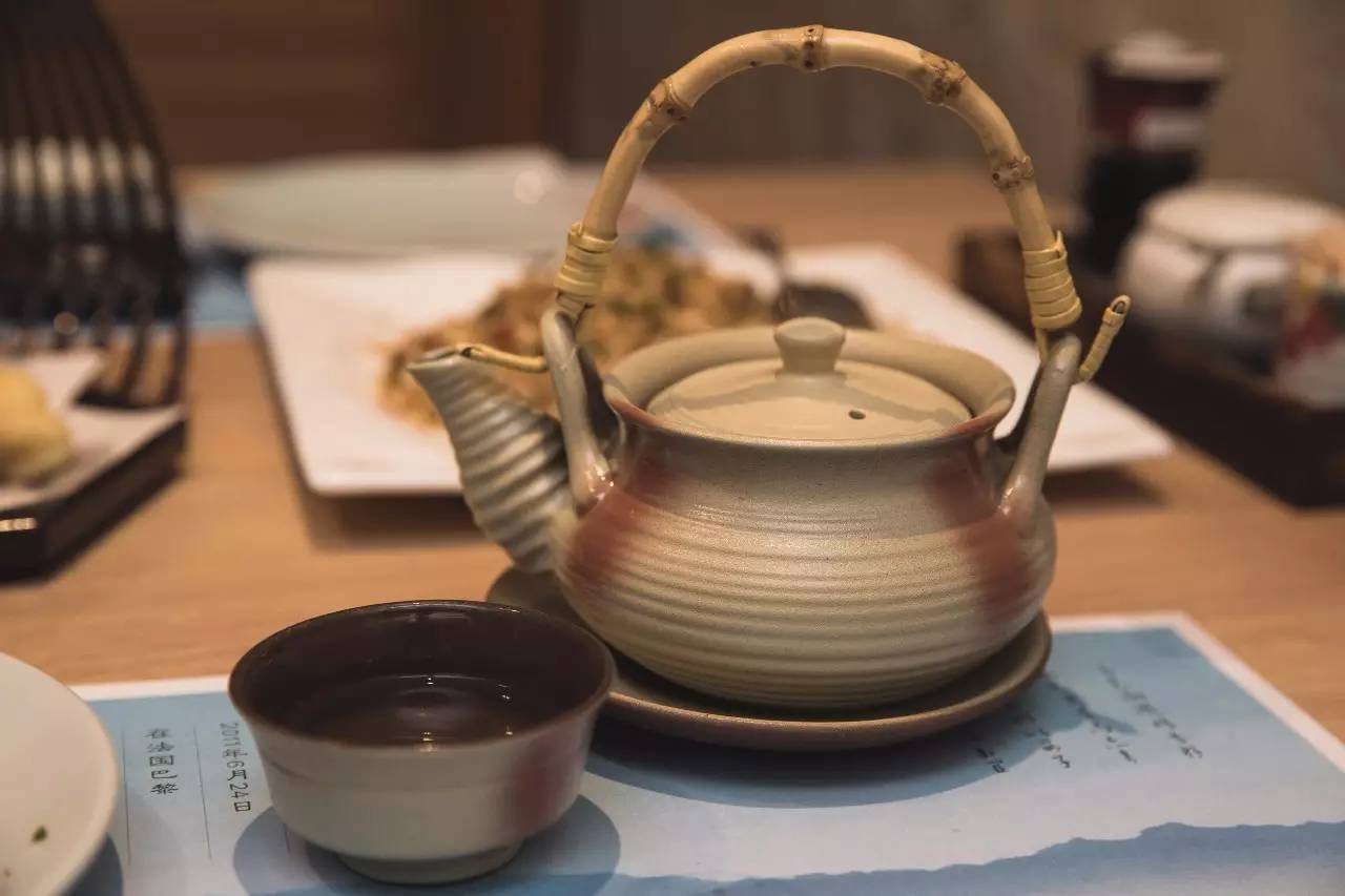 连曼殊都要去请教的日料教父，在捧红了杭州顶级日料后，竟然独自在解放路开了家亲民的料理小馆……