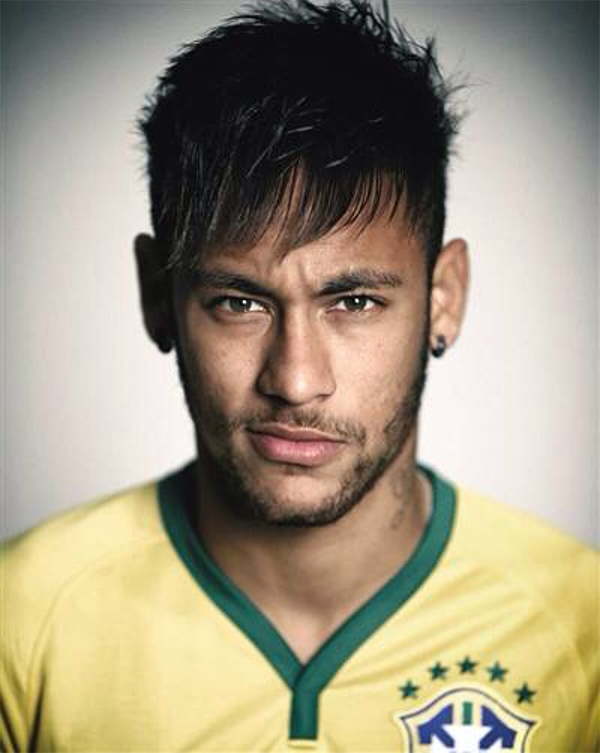 大巴黎2.2亿欧强挖内马尔？内少座驾可谓“平民”至极