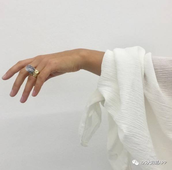 高圆圆同款婚戒一个多重,高圆圆直播带货手戴婚戒状态佳