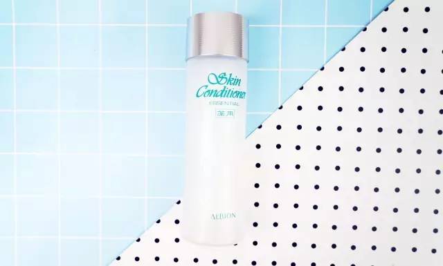 价格700左右的爽肤水,4900元的化妆水