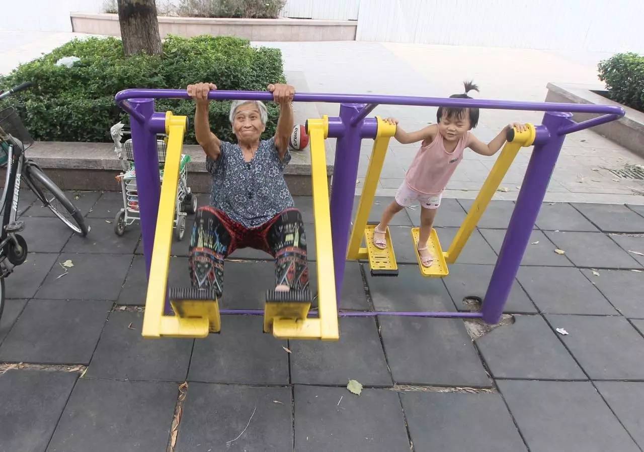 双杠老奶奶,七旬奶奶倒挂单杠一字马