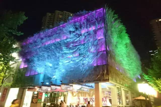 “幸运草”、“水晶盒”……这些地铁、公交站附近竟有如此魔幻的建筑