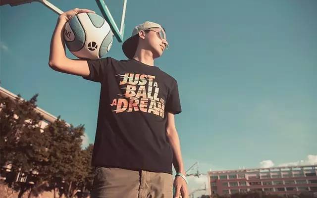 「开卖」穿上这件黑色T恤，打球也可以很潮！